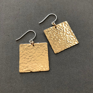 Square hammered earrings - E102