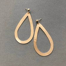 Load image into Gallery viewer, Hollow teardrop earrings - E51
