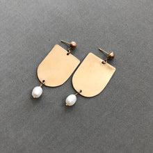 Load image into Gallery viewer, Pearl drop shield earrings - E97
