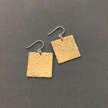 Load image into Gallery viewer, Square hammered earrings - E102
