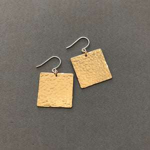 Square hammered earrings - E102